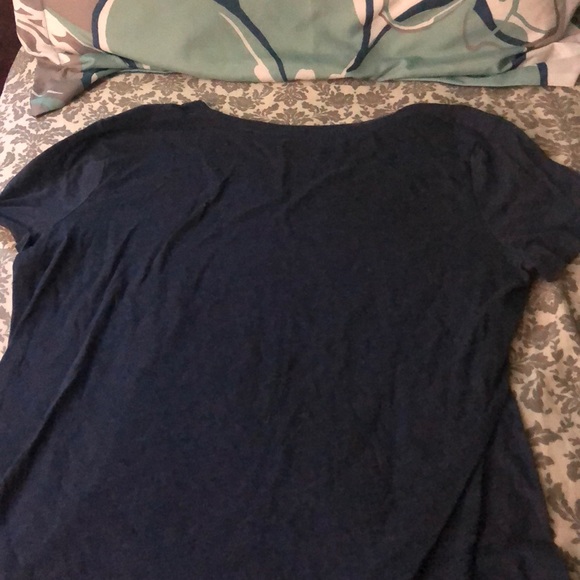 A navy blue tee shirt from old navy - Picture 4 of 5